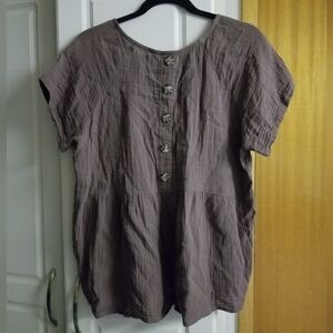 💮Maurices v neck gauzy cotton top with back tortoise faux buttons